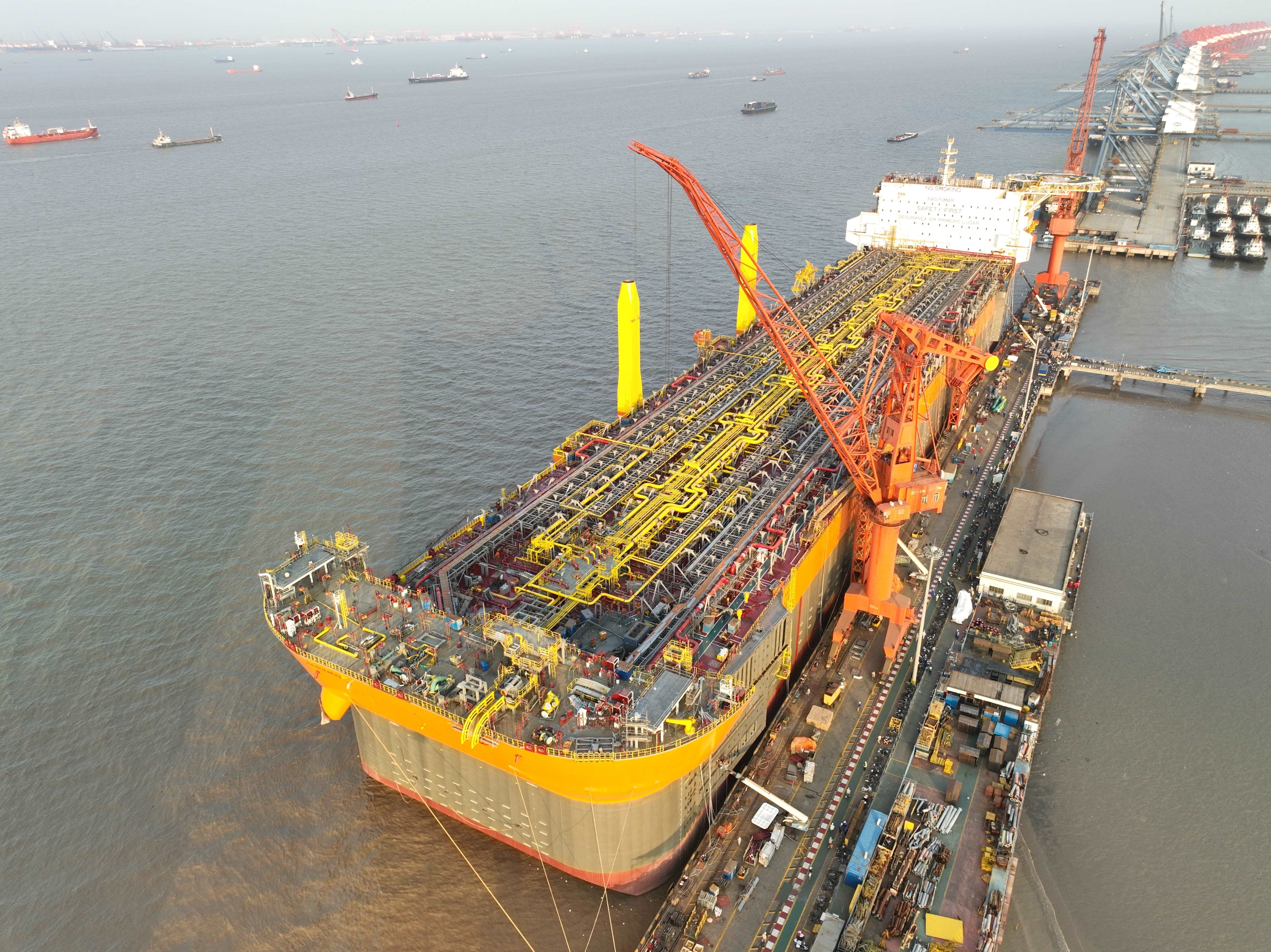 圖6：2023年 4月5日，外高橋造船建造的“通用型”海上浮式生產儲油船（FPSO）四號船簽字交付.jpg